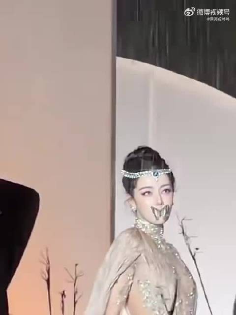 这一幕美惨了!迪丽热巴 红毯的神!