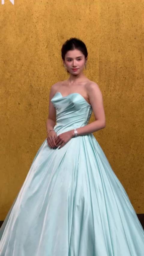 VOGUE红毯上淡蓝色裙装的张婧仪~ 生图战神