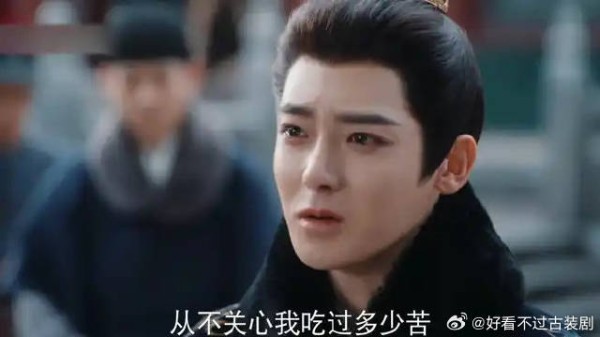 薛树玉蜷缩在地上瑟瑟发抖，泪眼看着弟弟为了他怒骂父亲！