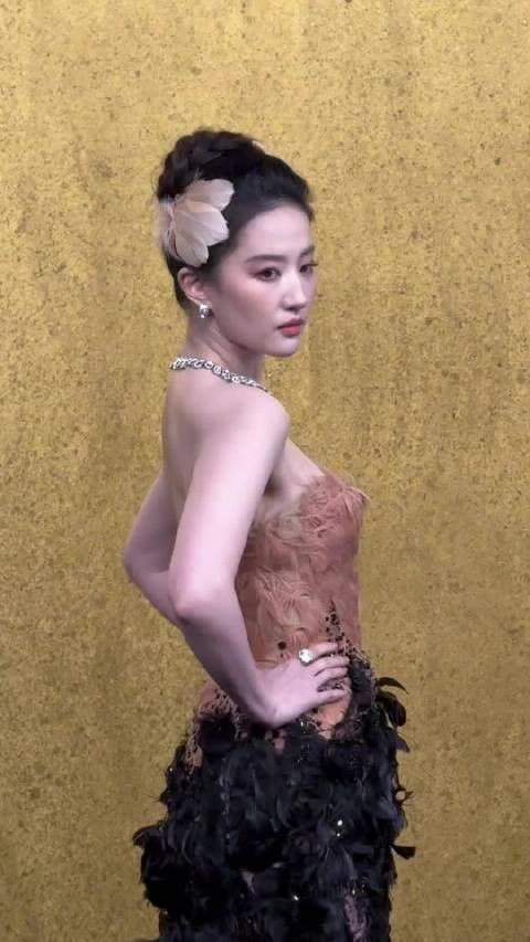 刘亦菲vogue红毯状态佳 被赞凤凰神女