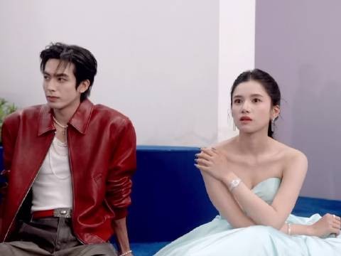 宋威龙张婧仪同步转头，侧脸骨相长得太像