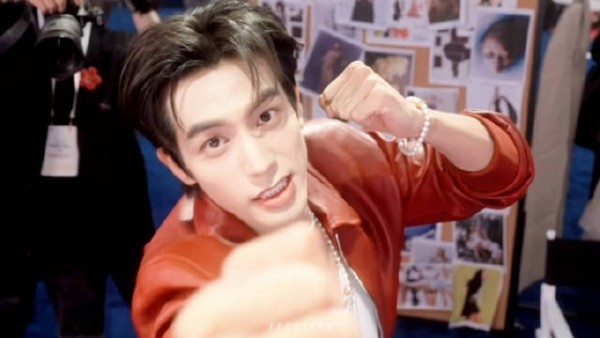 宋威龙VOGUE后台一直打拳 致敬搏击俱乐部