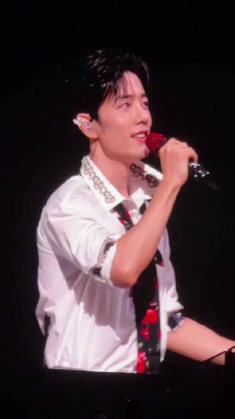 肖战台上聊天状态鲜活,上海演唱会开票引期待