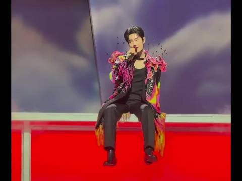 肖战南京演唱会新妆造 脸上特意画了一个Z