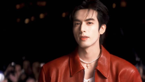 宋威龙VOGUE红毯就这样全程不停地在打拳此男真的帅而萌之!