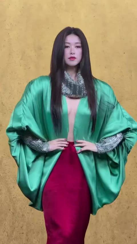 朱珠红配绿穿搭亮相红毯,高饱和撞色张扬耀眼