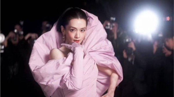 陈昊宇红毯简直绝了！闪光灯展示天资！