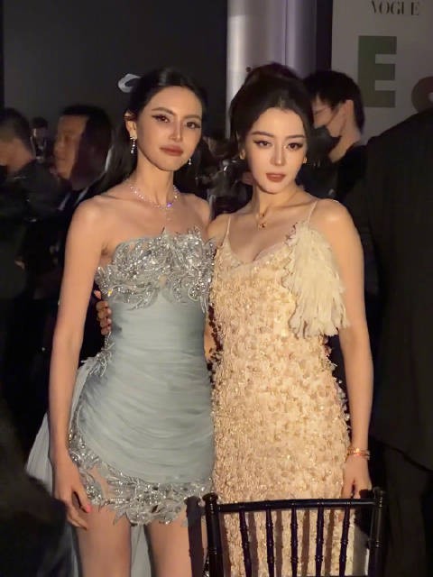 迪丽热巴与Mai Davika VOGUE盛典晚宴同框合影