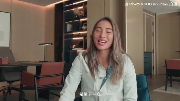 郑钦文赛场下与家人用湖北老家话聊天，一家人其乐融融，展现出温馨的家庭氛围