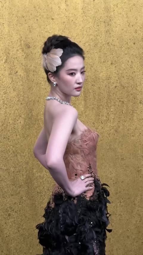 刘亦菲连续三年亮相VOGUE红毯身着高定礼服