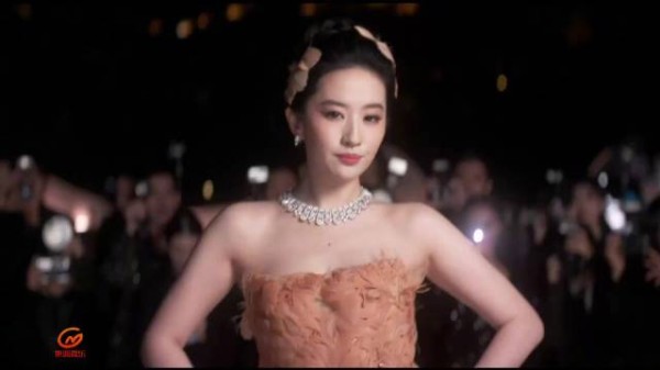 刘亦菲这个ending好有气场 刘亦菲红毯走出了女王劲儿