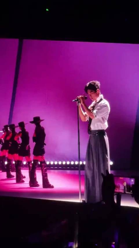 肖战南京演唱会用南京话打招呼,出道第十年开唱汗湿衣衫