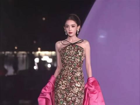 娜扎后台随拍扛住无滤镜抓拍,盘发礼裙勾勒轮廓