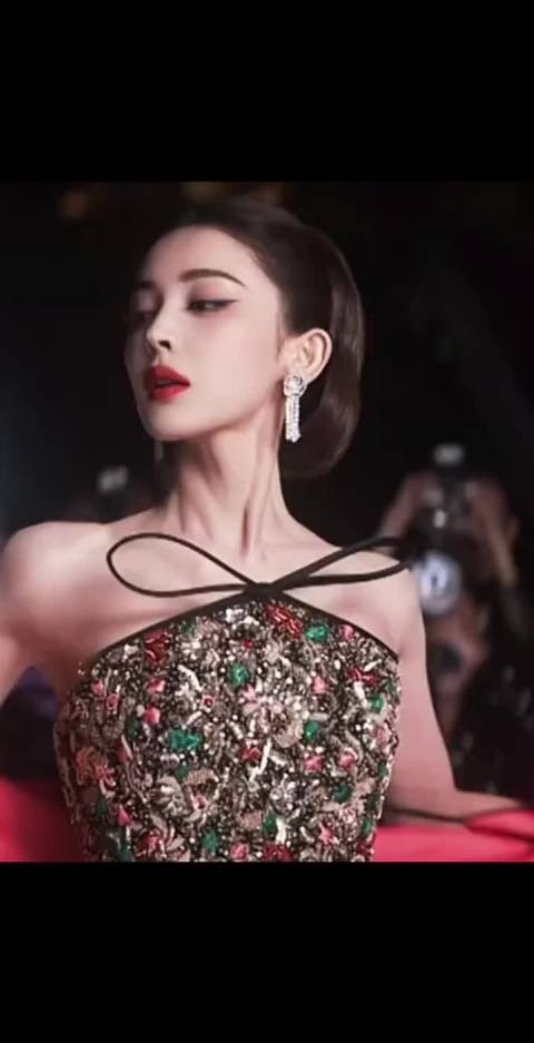 娜扎红毯定点杀，从容盯向镜头，浓颜氛围感拉满，镜头表现力绝了