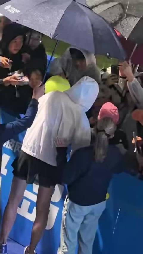 莱巴金娜在大雨中给粉丝们签名,粉丝们在雨中等待莱巴没白等