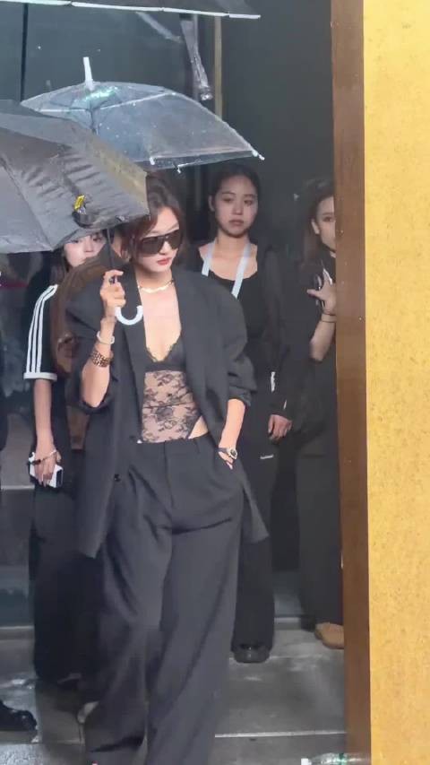 孙千黑西装亮相Vogue红毯