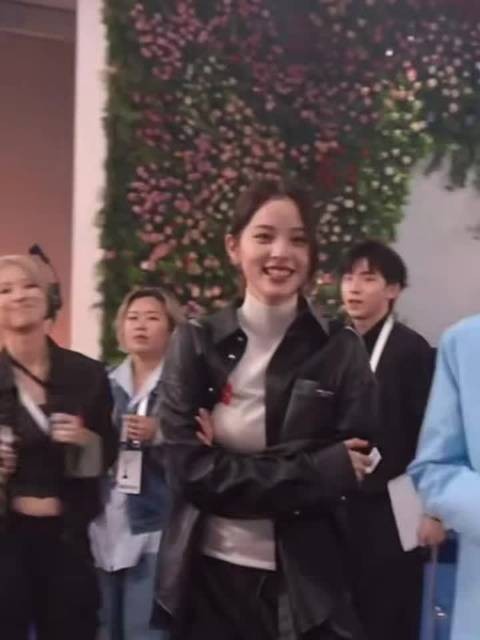 天…欧阳娜娜居然是vogue红毯创意顾问 难怪一直在后台忙前忙后的