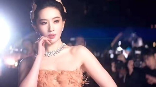 大咖就是不一样啊,刘亦菲这段拉高红毯质感,完全是好莱坞镜头级别的!