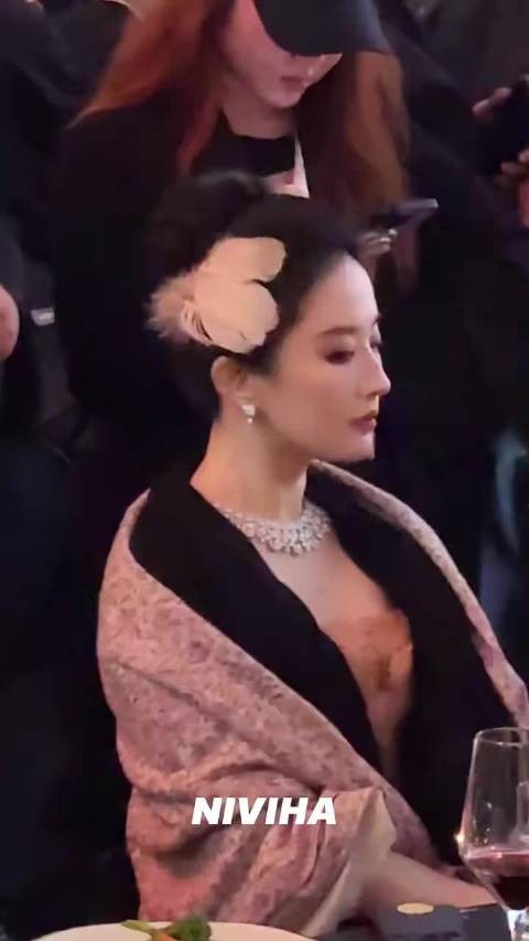 VOGUE晚宴上优雅的刘亦菲