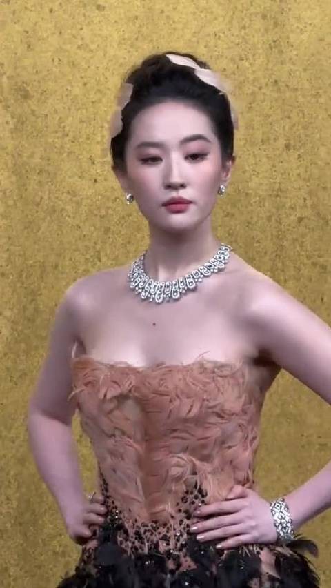 刘亦菲VOGUE红毯收伞利落,橘粉羽毛高定配宝格丽高珠
