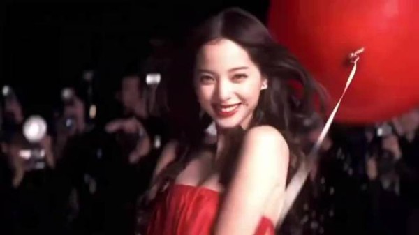 欧阳娜娜VOGUE盛典牵红气球出场