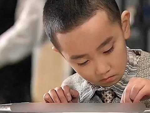 男孩只是好奇把玩了一下造型怪异的铜像,不料竟意外发现了铜像里的秘密