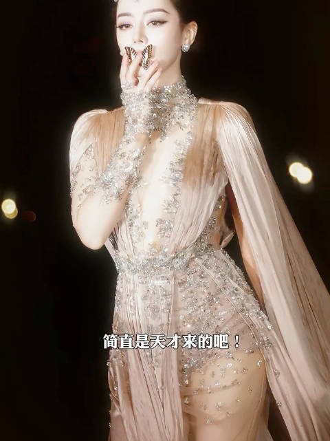 原来是迪丽热巴吗?还以为是雅典娜降世呢! vogue