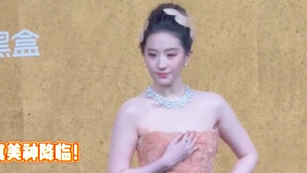 刘亦菲发烧眼睛发炎压轴亮相VOGUE红毯