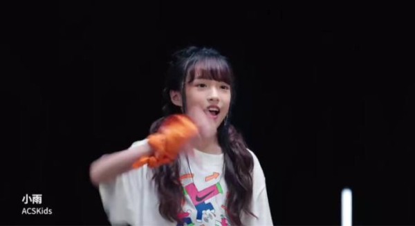 奶声奶气的小雨就这样反差地跳咒文