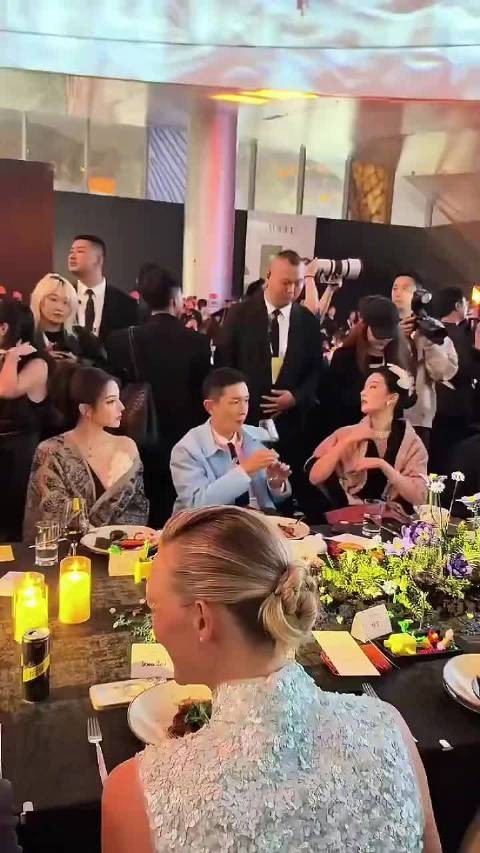 刘冲老师你偷着乐吧! 左边刘亦菲、右边迪丽热巴 今晚盛典最大赢家