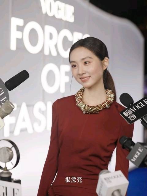 黄多多回应红毯未偷偷练习pose,妹妹夸太美了我不行了