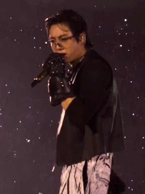 田柾国露额头戴眼镜亮相BTS阿根廷演唱会Day2