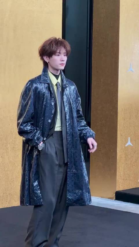 周翊然皮衣造型对镜头 光影氛围感拉满