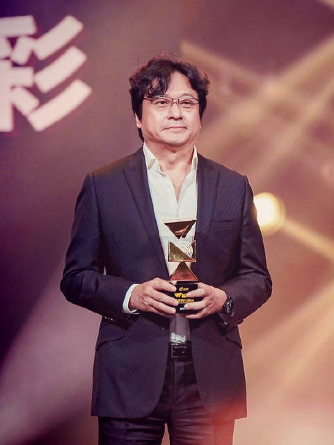 舒楠微博音乐盛典获金叶荣耀,花开中国天海一心获年度优秀歌曲