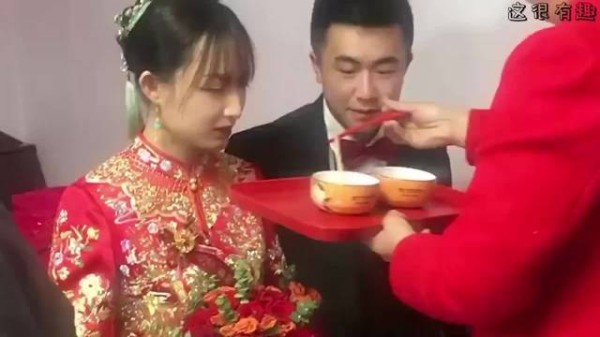 婚礼现场婆婆喂新娘吃面,连夹5回都故意失败,下一幕网友不淡定