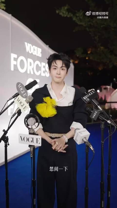 曾舜晞回应VOGUE踉跄出神图 称时髦不应正经穿