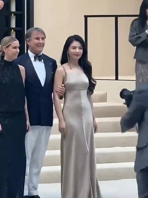 外国贵宾伸手至刘涛处引尴尬