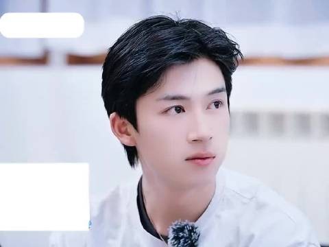 一边洗澡一边洗衣服,王星越这波操作主打一个不浪费水和时间