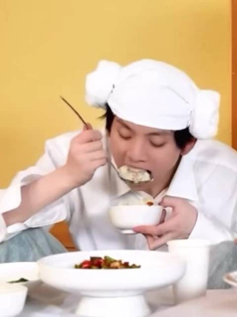 管健嘉晨吃饺子好有喜感，大口干饭，少年感直接拉满