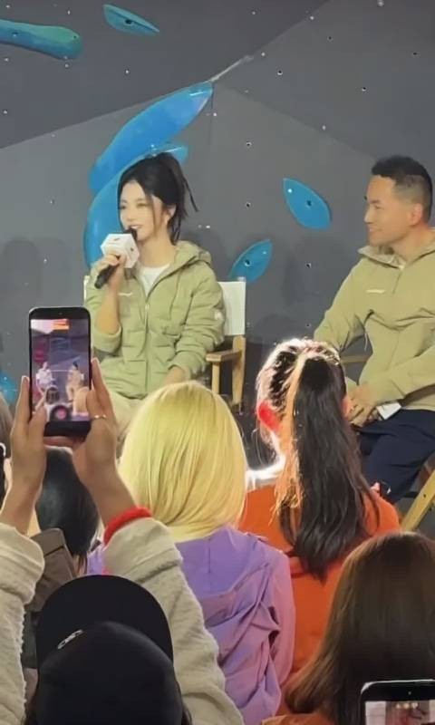 谭松韵 一套运动装温柔里坚韧不拔的气质
