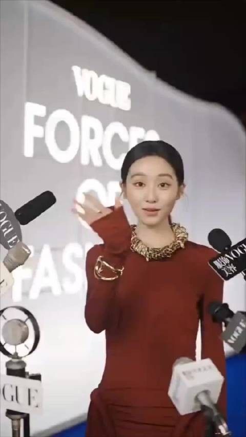 黄多多VOGUE采访，说话时的动作和神态跟爸爸去哪儿一模一样