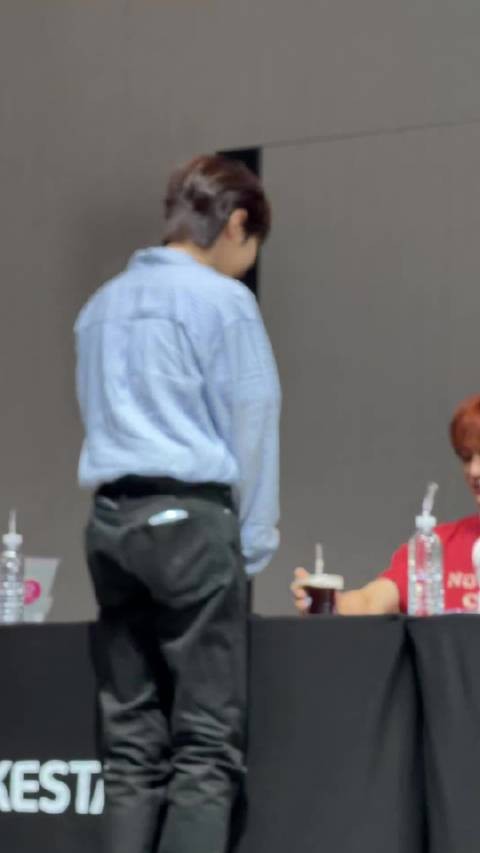 261024 签售 RJ给JN看自己画的心 cr. mypage