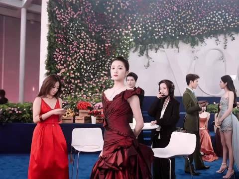 关晓彤这后台的这个神之镜头真的绝美