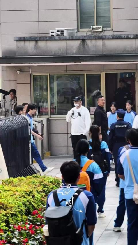 年纪轻轻有这么多女粉丝，以后很难不犯错呀！
