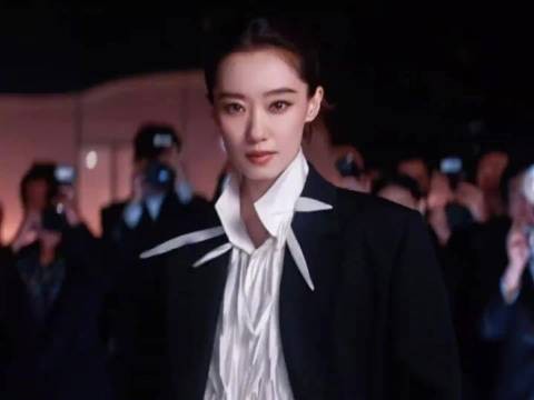 张小斐红毯黑白西装抬手动作被封神之八秒