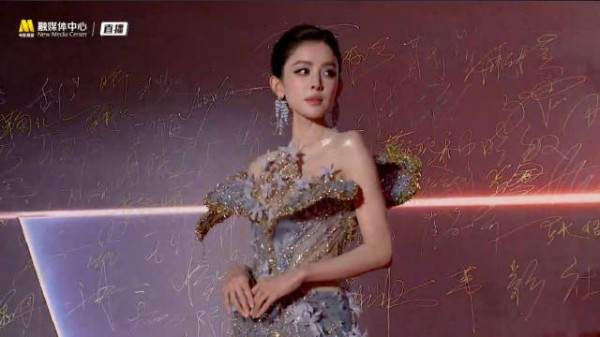娜扎文荣奖红毯采访全程 今天的礼裙也好美啊，果然红毯美扎从未失手