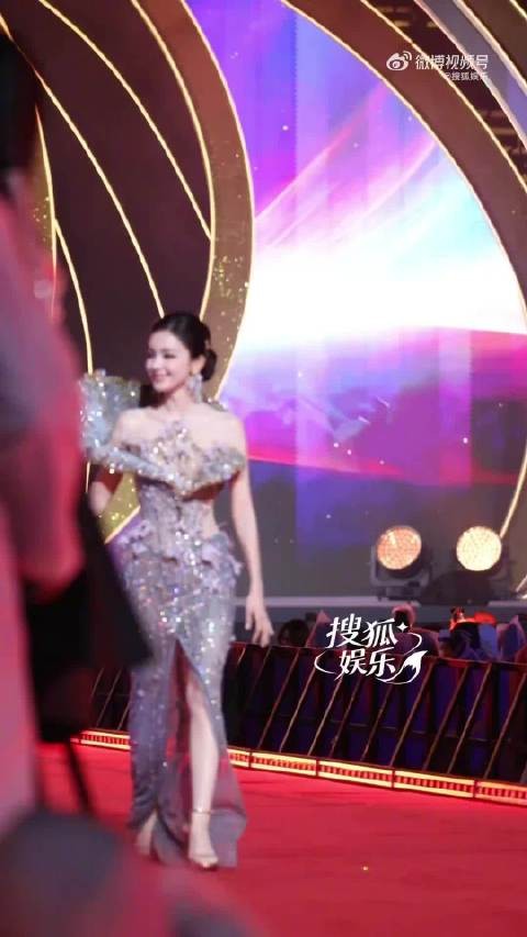 娜扎亮相文荣奖 红毯!比昨天更闪耀的娜扎就是今天的娜扎 (搜狐娱乐)