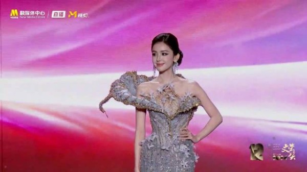 娜扎亮相横店影视节文荣奖红毯,择天记等作品受喜爱