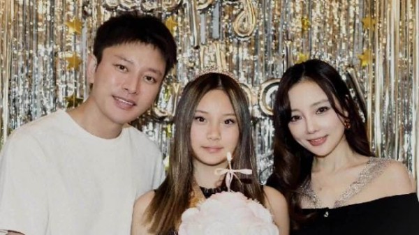 甜馨14岁生日全家福 贾乃亮下播直奔李小璐家