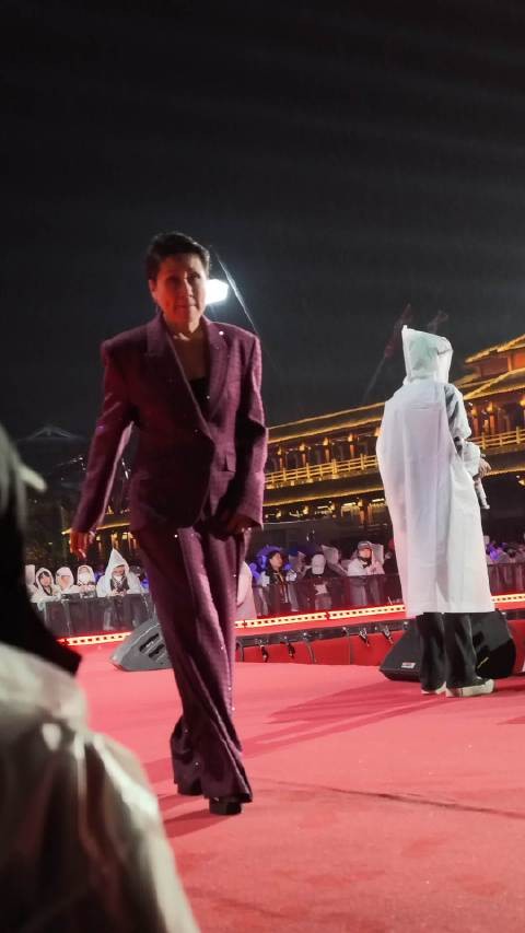 哈哈哈哈凯丽老师现场展示闪身步,老艺术家这个萌呀
